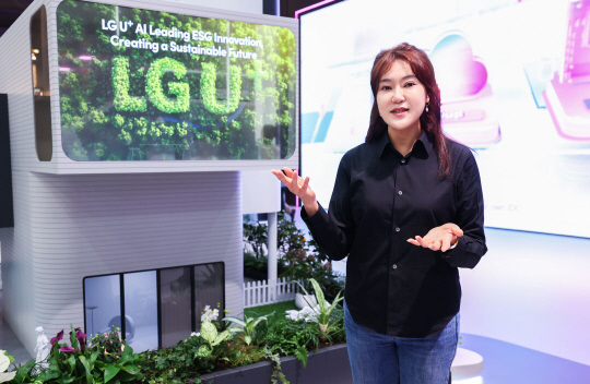 정혜윤 LG유플러스 마케팅그룹장(상무)이 최근 스페인 바르셀로나에서 열린 'MWC 25' 자사 전시 부스에서 포즈를 취하고 있다. LG유플러스 제공